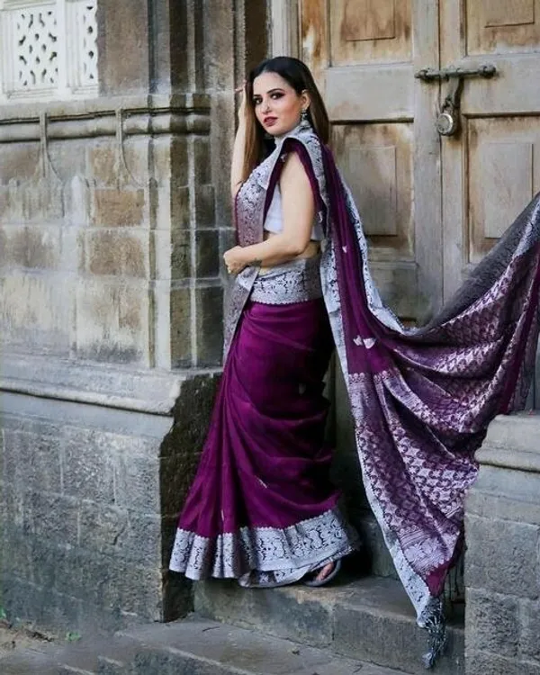 Magenta_Woven_Banarasi_Jacquard_Saree_(Magenta)